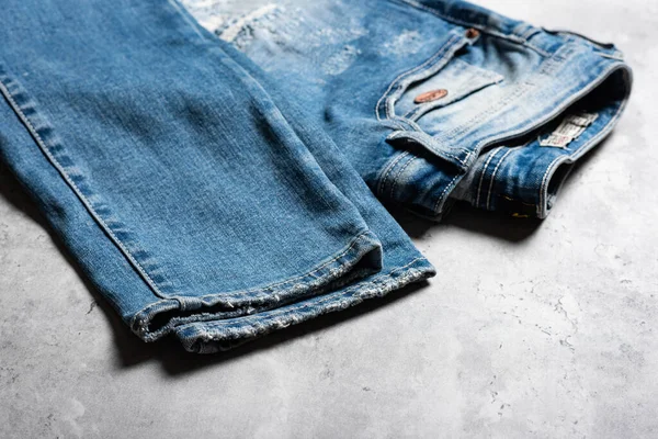 Zbliżenie Rozdartych Dżinsów Moda Niebieskie Dżinsy Jeansowe — Zdjęcie stockowe