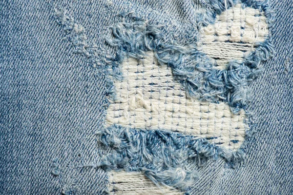 Kot Pantolonun Yırtılmasının Yakın Çekimi Denim Kot Kumaşı Moda Mavisi — Stok fotoğraf