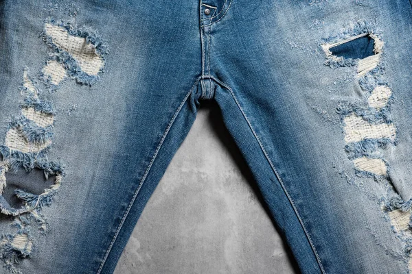青いジーンズにちぎられた詳細を閉じます ファッションブルーデニムジーンズ — ストック写真