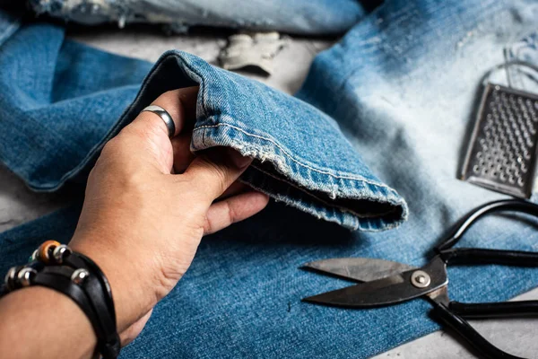 Hombre Que Hace Vaqueros Vestidos Bricolaje Jeans Rasgados Con Tijeras —  Fotos de Stock