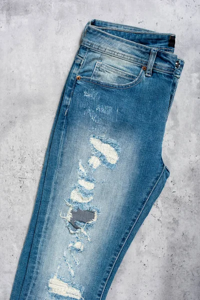 Torn Blue Jeans Concrete Background Fashion Blue Denim Jeans — Stock Photo, Image