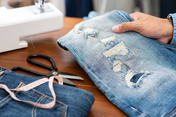 Krawiec Pracujący Dżinsach Naprawa Jeansów Jeansowych — Zdjęcie stockowe