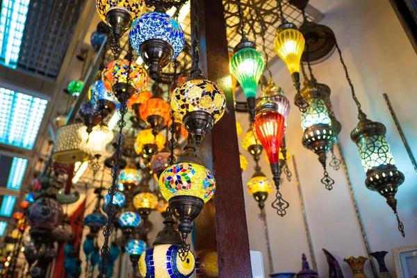 Barevné Turecké Lampy Lucerny Visící Obchodě Prodej — Stock fotografie