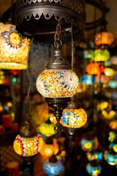 Coloridas Lámparas Faroles Turcos Colgando Una Tienda Lámparas Venta —  Fotos de Stock