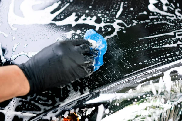 黒い車を洗ってください 車のクリーニングと車のケアの概念 — ストック写真