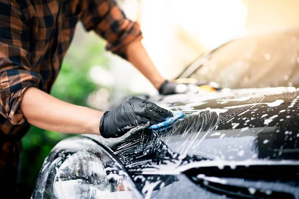 黒い車を洗ってください 車のクリーニングと車のケアの概念 — ストック写真