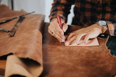 Atölyede hakiki deriyle çalışan adam..