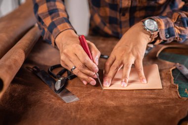 Atölyede hakiki deriyle çalışan adam..