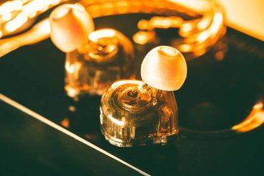 Akıllı telefon ve diğer oyuncular için dinlenen kulaklıklar. Kulaklığa seçici odaklanma.