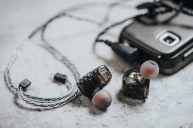 Akıllı telefon ve diğer oyuncular için dinlenen kulaklıklar. Kulaklığa seçici odaklanma.