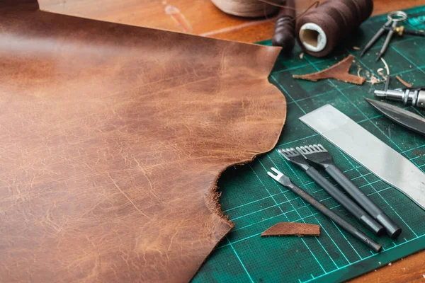革の仕事のための材料である茶色の革のクローズアップの詳細 — ストック写真