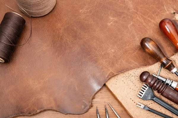 Nahaufnahme Details Aus Braunem Leder Material Für Die Lederbearbeitung — Stockfoto