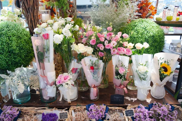 Prachtige Bloemen Bloemenwinkel Boeketten Van Mooie Bloem Tafel — Stockfoto