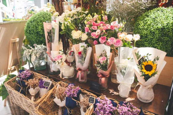 Prachtige Bloemen Bloemenwinkel Boeketten Van Mooie Bloem Tafel — Stockfoto