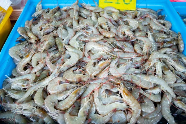 在泰国本地市场出售的鲜虾 — 图库照片