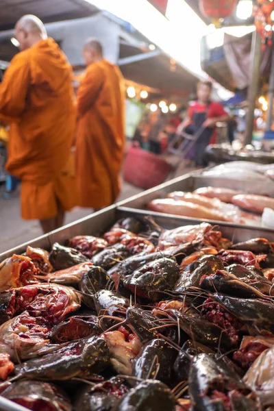 Arka Planda Iki Keşişle Birlikte Taze Markette Tepside Çiğ Balık — Stok fotoğraf