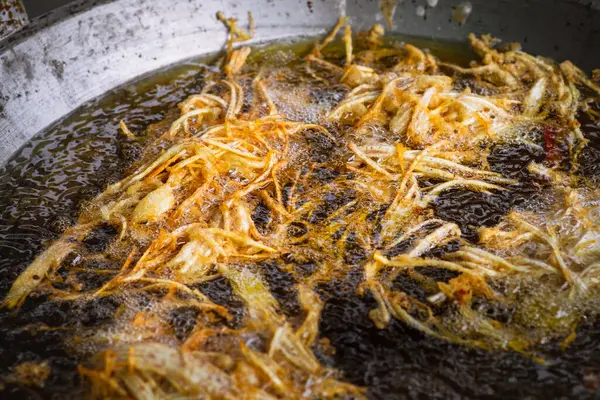 Smažení Rozdrceného Tara Horkém Oleji Vaření Křupavé Drcené Taro Vegetariánské — Stock fotografie