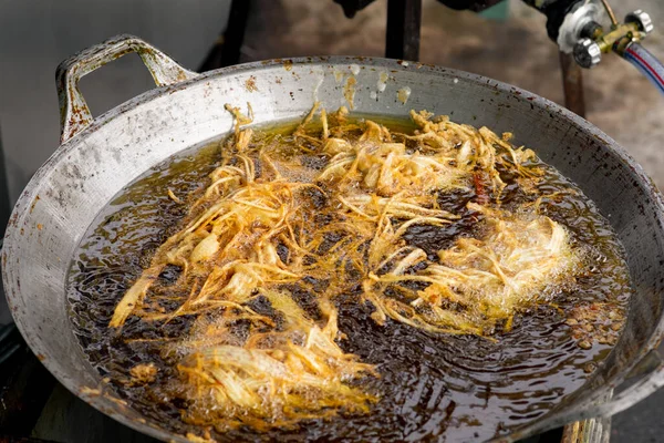Gefrituurde Taro Hete Olie Koken Knapperig Versnipperd Taro Vegetarisch Voedsel — Stockfoto