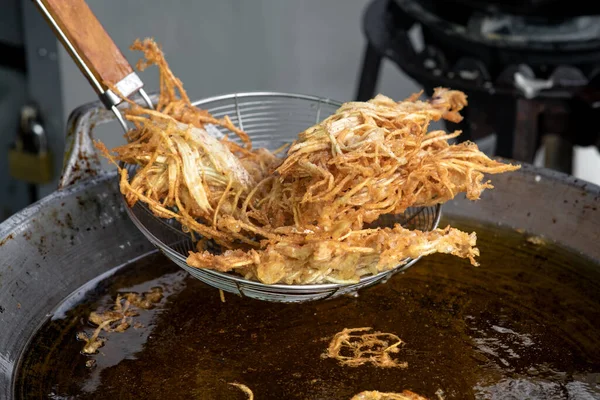 Smažení Rozdrceného Tara Horkém Oleji Vaření Křupavé Drcené Taro Vegetariánské — Stock fotografie