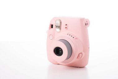 Beyaz arkaplanda pembe hazır kamera.