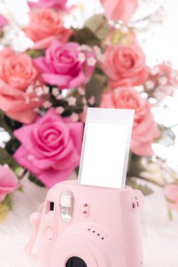 Boş anlık filmleri olan pembe hazır kamera..