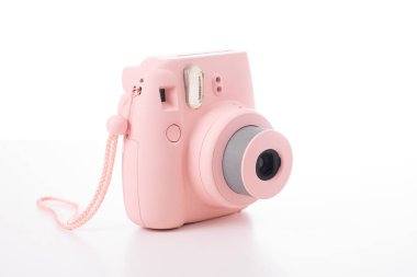 Beyaz arkaplanda pembe hazır kamera.