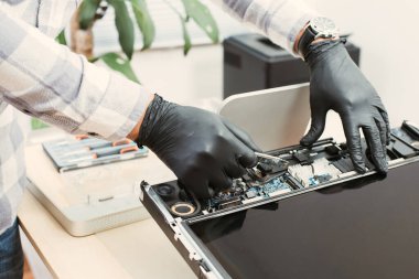 Teknisyen bozuk bir bilgisayarı tamir ediyor. Bilgisayar servisi ve onarım kavramı.