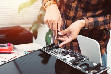 Teknisyen bozuk bir bilgisayarı tamir ediyor. Bilgisayar servisi ve onarım kavramı.