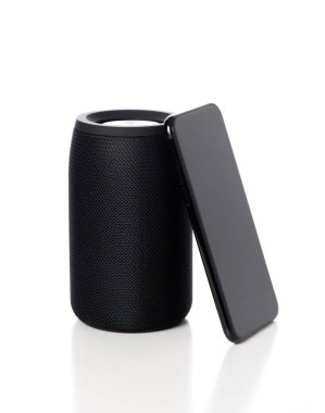 Beyaz arkaplan üzerinde izole edilmiş boş ekran akıllı telefona sahip siyah kablosuz bluetooth hoparlörü
