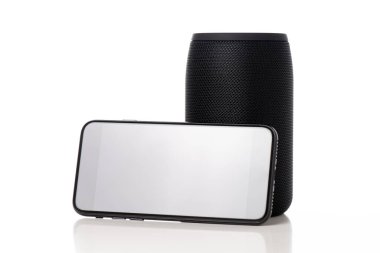 Beyaz arkaplan üzerinde izole edilmiş boş ekran akıllı telefona sahip siyah kablosuz bluetooth hoparlörü