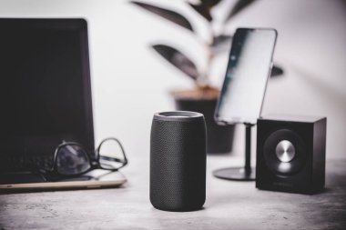 Müzik dinlemek için siyah kablosuz bluetooth hoparlörü. Evde seslendirme asistanı.