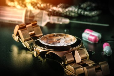 Kırık camlı gül sarısı kol saatini kapat. Kırık kol saati. Suç ve kaza kavramı.