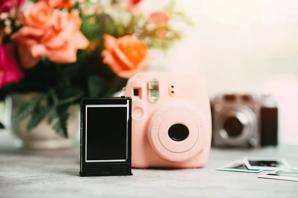 Câmera Instantânea Rosa Com Filmes Instantâneos Branco — Fotografia de Stock