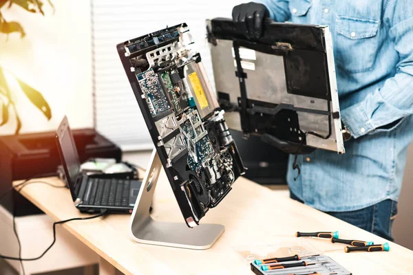 壊れたコンピューターを修理する技術者 コンピュータサービスと修理の概念 — ストック写真