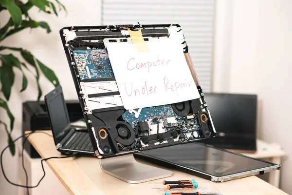 Gebroken Computer Met Notitie Computer Onder Reparatie Computer Service Reparatie — Stockfoto