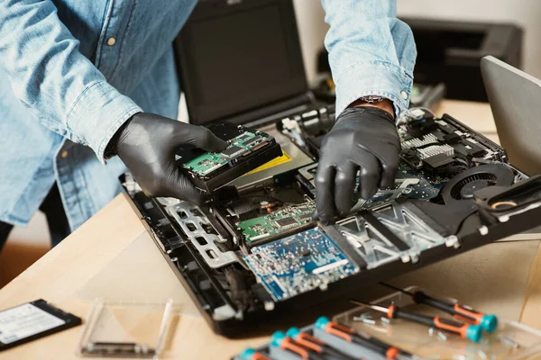 Técnico Reparando Una Computadora Rota Servicio Informático Concepto Reparación —  Fotos de Stock