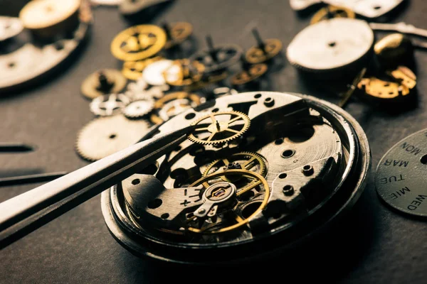 Μηχανική Ρολόι Επισκευή Έννοια Κλείσιμο Των Μερών Του Μηχανικού Ρολογιού — Φωτογραφία Αρχείου