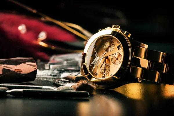 Feche Relógio Pulso Ouro Rosa Com Vidro Rachado Relógio Pulso — Fotografia de Stock