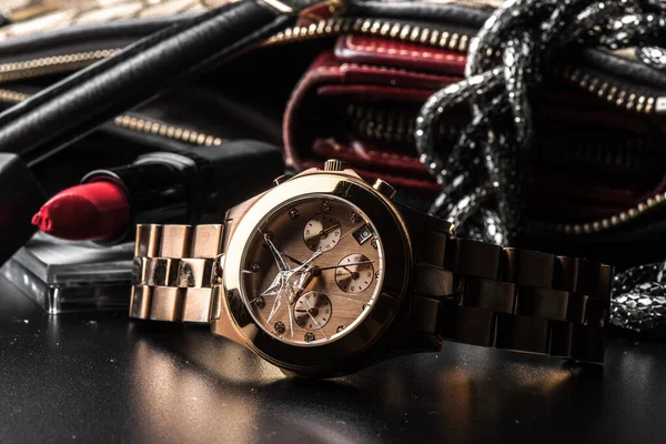 Närbild Steg Guld Armbandsur Med Sprucken Glas Den Trasiga Armbandsklockan — Stockfoto