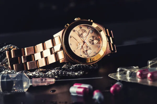 Closeup Rose Gold Wrist Watch Cracked Glass Broken Wrist Watch — Stock Photo, Image