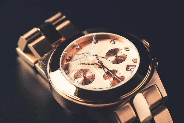 Zbliż Złoty Zegarek Pękniętym Szkłem Złamany Zegarek Pojęcie Przestępstwa Wypadku — Zdjęcie stockowe