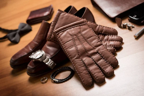 Ein Paar Braune Lederhandschuhe Und Andere Accessoires Für Männer Auf — Stockfoto