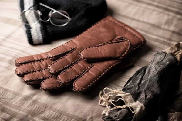 男式棕色皮手套和其他男式配饰的搭配 — 图库照片