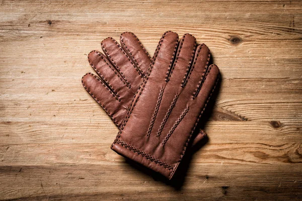 Een Paar Bruine Leren Handschoenen Voor Mannen Geïsoleerd Houten Ondergrond — Stockfoto