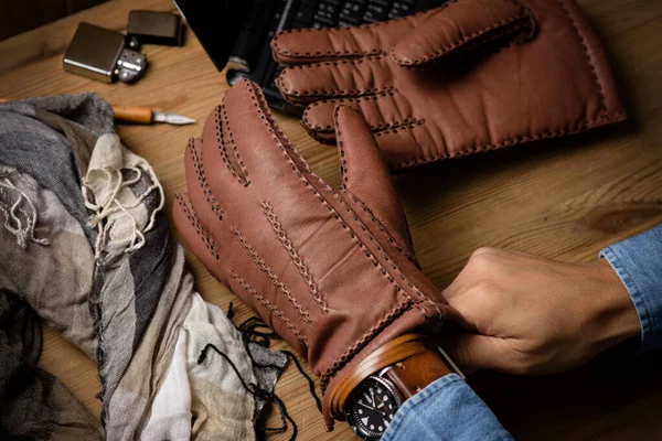 Een Man Met Bruine Leren Handschoenen — Stockfoto