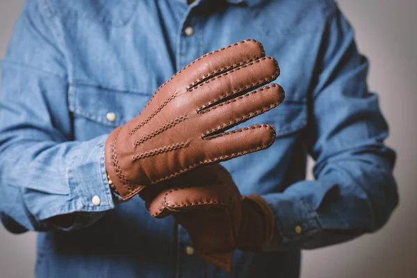 Een Man Met Bruine Leren Handschoenen Winter — Stockfoto