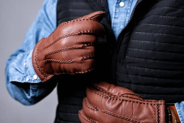 Mężczyzna Brązowych Skórzanych Rękawiczkach Zimie — Zdjęcie stockowe