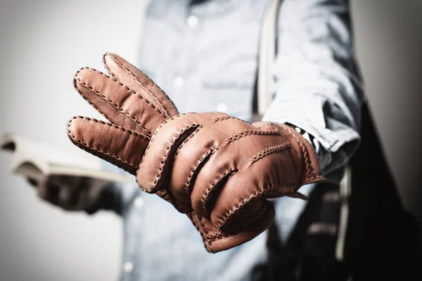 冬天戴棕色皮手套的男人 — 图库照片