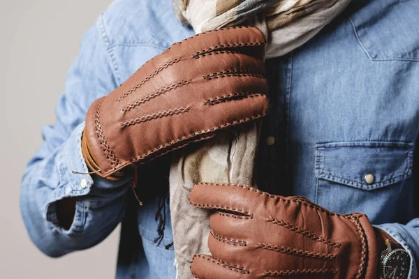 Een Man Met Bruine Leren Handschoenen Winter — Stockfoto