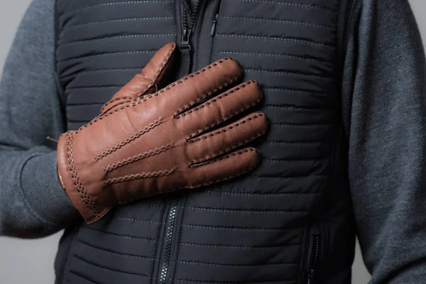Mężczyzna Brązowych Skórzanych Rękawiczkach Zimie — Zdjęcie stockowe
